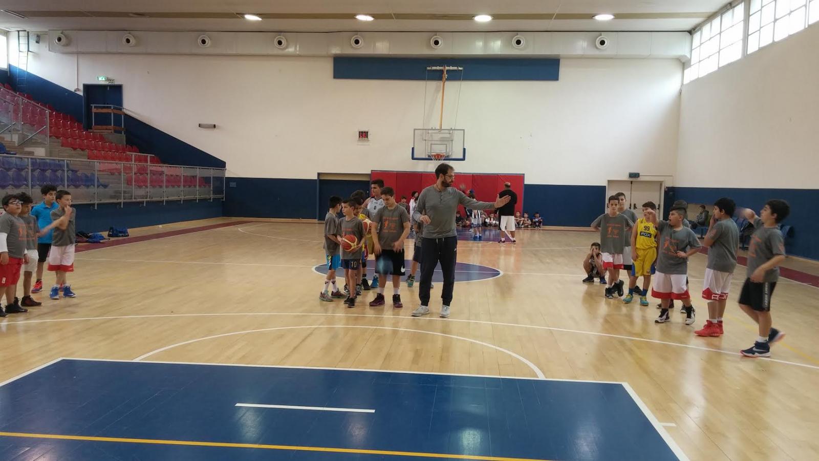 שרון דרוקר מעביר אימון לילדי עומר.